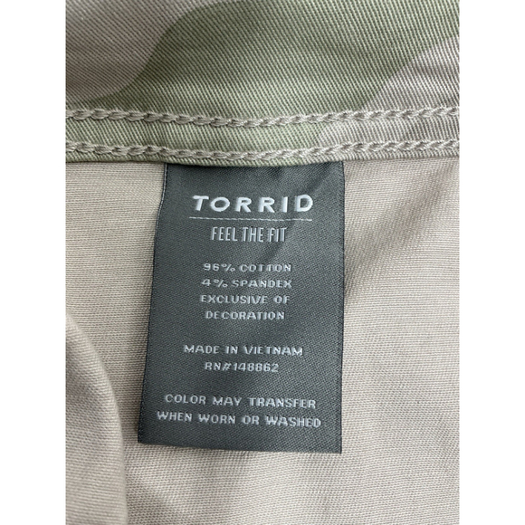 Womans Excellent Condition Torrid Camo Capri Jeans 22 Gray Beige Cuffs - Picture 4 of 9